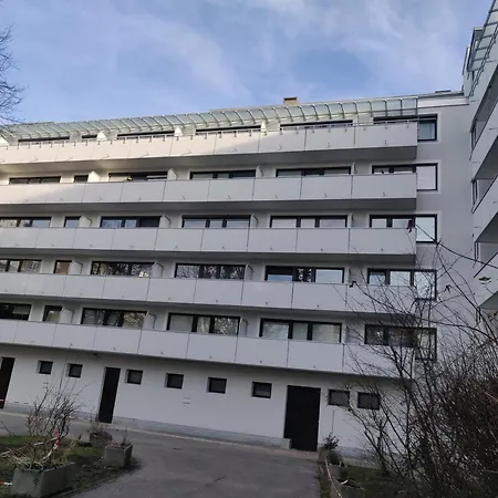 Charming In A Location With Perfect Connectivity Δωμάτια σε οικογενειακή κατοικία Μόναχο
